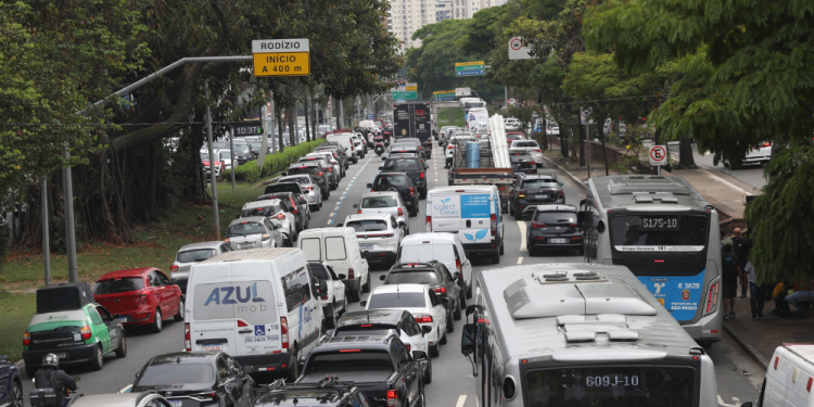 como-usar-o-ar-condicionado-para-gelar-rapido-e-economizar-combustivel-–-jovem-pan
