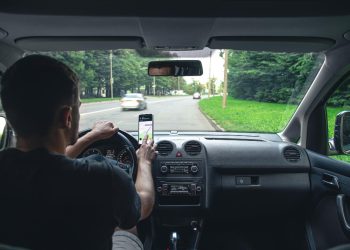 guia-de-fluidos-do-carro:-o-que-checar-antes-de-viajar-–-jovem-pan