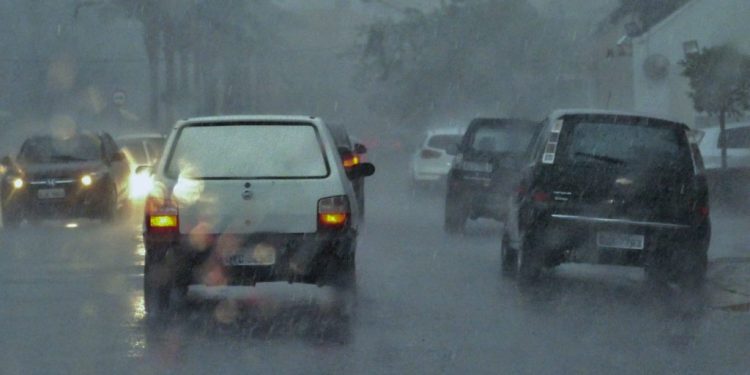 pane-eletrica-na-chuva:-entenda-as-causas-e-como-evitar-o-problema-–-jovem-pan