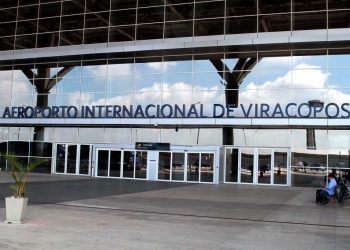 homem-com-espada-invade-viracopos,-e-pm-usa-arma-de-choque-para-realizar-prisao-–-jovem-pan