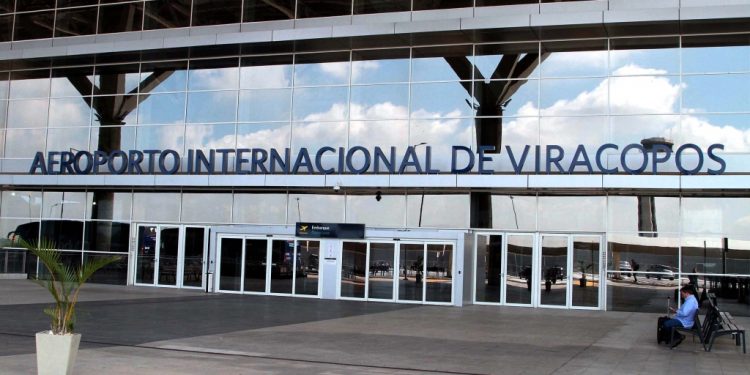 homem-com-espada-invade-viracopos,-e-pm-usa-arma-de-choque-para-realizar-prisao-–-jovem-pan