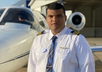Despedida: corpo de piloto campista é enterrado sob forte comoção