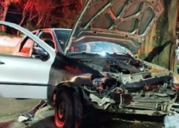 Motorista fica ferida após bater carro contra poste na 28 de Março