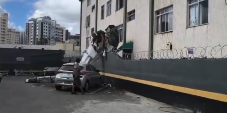 veja-o-momento-em-que-o-aviao-colide-com-um-predio-em-mg-–-jovem-pan