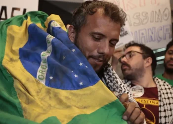 morre-mae-do-ativista-brasileiro-thiago-avila,-preso-em-israel