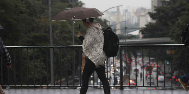 frente-fria-avanca-sobre-sp-e-traz-chuva,-ventos-fortes-e-queda-nas-temperaturas-–-jovem-pan