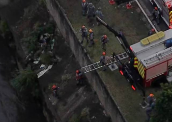 carro-cai-no-rio-tamanduatei-apos-acidente-na-avenida-do-estado-em-sp-–-jovem-pan