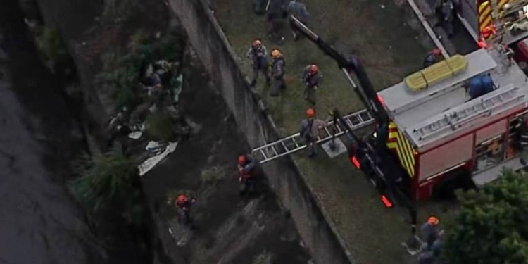 carro-cai-no-rio-tamanduatei-apos-acidente-na-avenida-do-estado-em-sp-–-jovem-pan