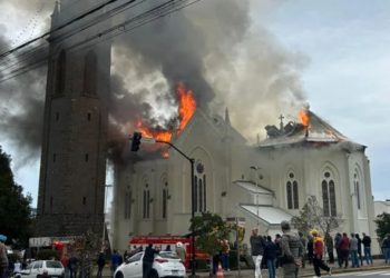 igreja-centenaria-e-atingida-por-incendio-no-rio-grande-do-sul;-veja-video-–-jovem-pan