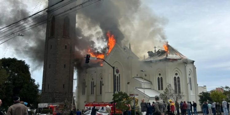 igreja-centenaria-e-atingida-por-incendio-no-rio-grande-do-sul;-veja-video-–-jovem-pan