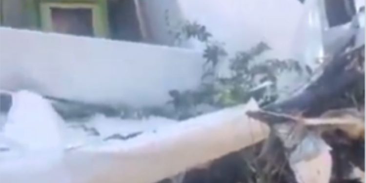 aviao-cai-em-area-residencial-e-piloto-morre-no-rio-de-janeiro-–-jovem-pan