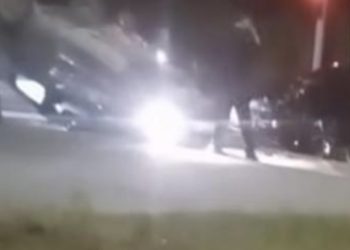 Carro capota após colisão na Arthur Bernardes