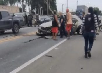 Motorista fica preso às ferragens em grave acidente entre carro e caminhão em Campos