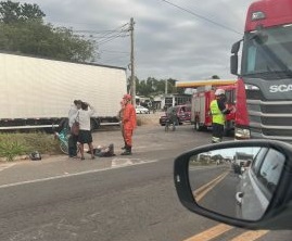 Trânsito fica lento na manhã desta quarta após caminhão atropelar ciclista em Guarus