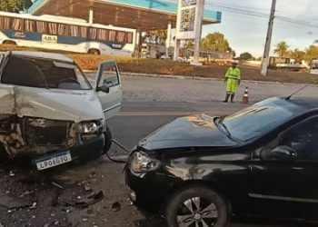 Carros batem de frente na BR-101, em Travessão