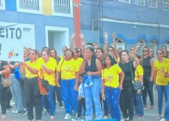 Profissionais da Educação de São João da Barra paralisam atividades e protestam em frente à Prefeitura por valorização salarial