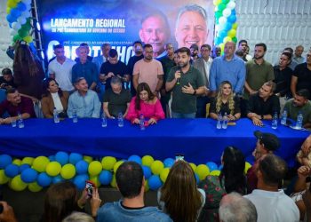 Garotinho é recebido por aliados em evento político no Automóvel Clube de Campos