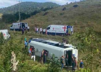 Micro-ônibus cai em ribanceira e deixa vários passageiros feridos na zona rural de Campos