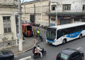 Moto vai parar debaixo de ônibus em mais um acidente em Campos