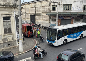 Moto vai parar debaixo de ônibus em mais um acidente em Campos