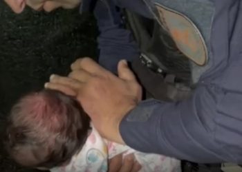 Policiais salvam bebê de 28 dias engasgada com leite materno em Campos