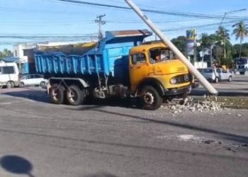Caminhão derruba poste de iluminação no cruzamento das avenidas 28 de Março e Arthur Bernardes em Campos