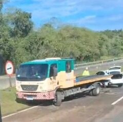 Campos: motorista fica ferido após carro capotar na BR-101
