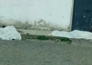 Criminosos em carro atiram e matam dois rapazes na madrugada em Guarus