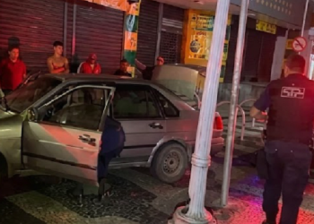 Com neto e adolescentes no carro, motorista sem CNH invade calçadão de Campos e destrói patrimônio