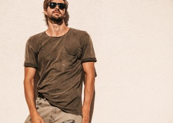 Camiseta masculina: modelos atemporais que valem a pena ter no guarda-roupa
