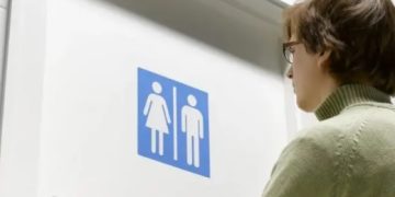Após polêmica e votação na Alerj, governador veta projeto de banheiros trans no Estado