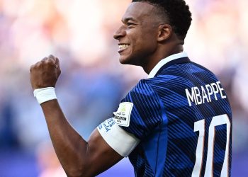 de-penalti,-franca-vence-retranca-do-paraguai-e-se-classifica-na-copa