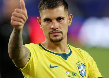 bruno-guimaraes-projeta-duelo-com-odegaard-e-alerta-sobre-bola-parada