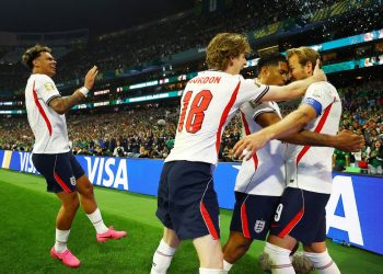 com-um-a-menos,-inglaterra-derruba-mexico-no-azteca-e-segue-na-copa