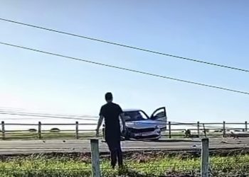 Carro desgovernado atinge poste e interdita trânsito na Campos-Farol