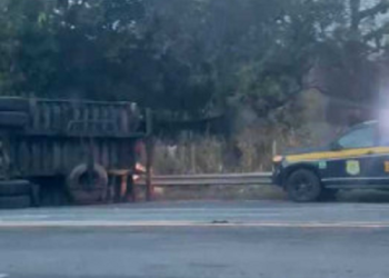 Carreta tomba e interrompe trânsito na BR-101, em Campos