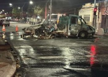 Caminhão de pequeno porte pega fogo ao colidir com carro na 28 de Março