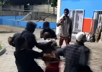 Morador em situação de rua é agredido após incêndio em terreno em Campos; vídeo registra ação
