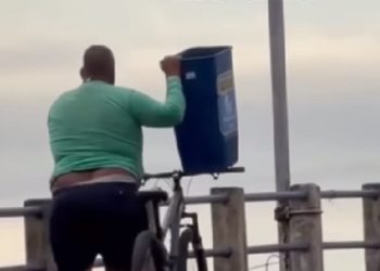 Campos: ciclista é flagrado levando lixeira pública na Ponte da Lapa