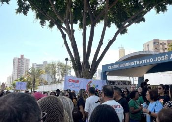 Profissionais da educação municipal realizam novo protesto em frente à Prefeitura de Campos