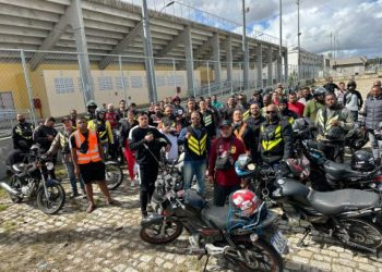 Mototaxistas de Campos cruzam os braços e protestam por melhores condições e mais proteção