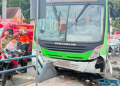 Ônibus invade ciclovia na Avenida 28 de Março e trava o trânsito em Campos
