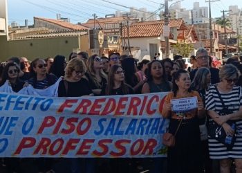 Servidores da educação de Campos fazem paralisação e cobram cumprimento do piso salarial em ato público