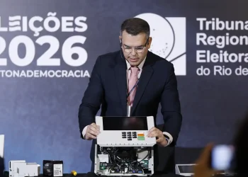 tre-rj-abre-urna-para-o-publico-e-defende-seguranca-do-voto-eletronico