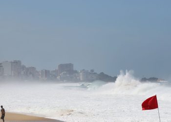 rio-tera-dia-de-temperatura-em-declinio-com-chuva-e-mar-de-ressaca