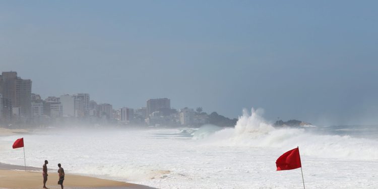 rio-tera-dia-de-temperatura-em-declinio-com-chuva-e-mar-de-ressaca