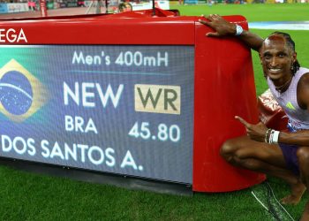 alison-dos-santos-quebra-recorde-mundial-dos-400m-com-barreiras