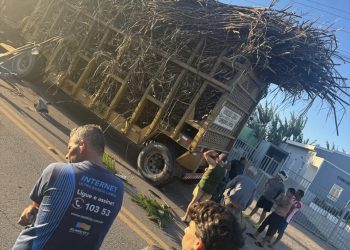 Caminhoneiro morre atropelado ao descer do veículo para ver pneu furado