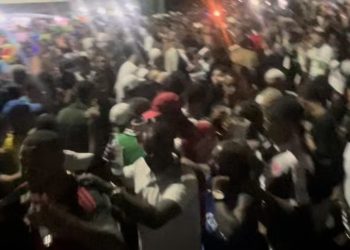 Jovem de 18 anos é baleada em baile funk em Campos
