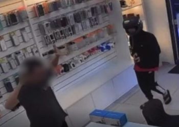 Jovem influenciador é baleado durante assalto a loja de celulares em Guarus